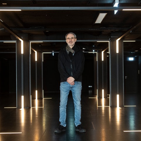 Alex Azary, Vorsitzender des Vereins MOMEM (Museum of Modern Electronic Music) steht in den Räumen des zukünftigen Museums an der Hauptwache in Frankfurt.
