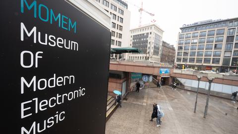 Der Schriftzug "MOMEM Museum of Modern Electronic Music" an der Frankfurter Hauptwache