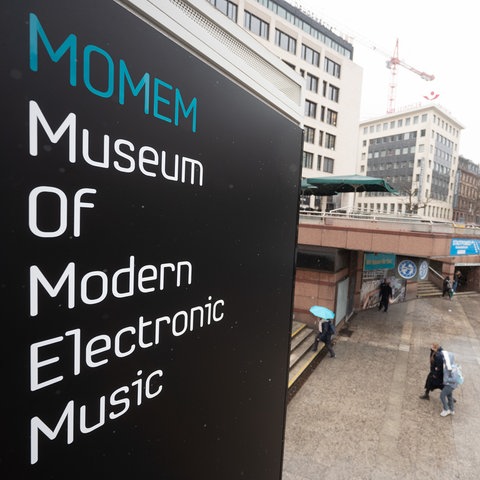 Der Schriftzug "MOMEM Museum of Modern Electronic Music" an der Frankfurter Hauptwache