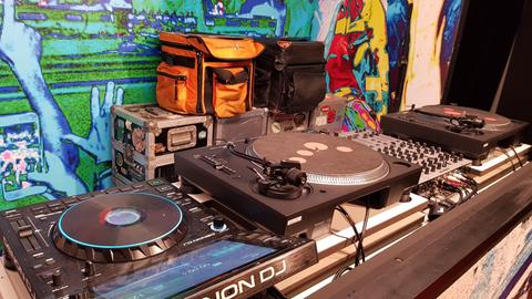 Das Bild zeigt im Museum of Modern Eletronic Music (MOMEM) ausgestellte Plattenteller