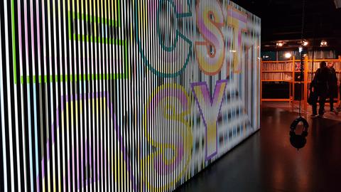 Das Lichtobjekt "Agony und Ecstasy" von Tobias Rehberger zeigt in Neonfarben das Wort Ecstasy.
