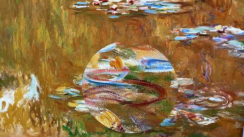 Das Bild zeigt eine Leinwand, auf die ein impressionistisches Bild von Monet in Gelb-, Rot-, Grün- und Blautönen projiziert ist. Ein Kreis zoomt Details heran.