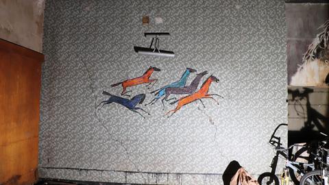 Das Mosaik der Künstlerin Lina von Schauroth aus dem ehemaligen Frankfurter Ostbahnhof zeigt fünf springende Pferde.