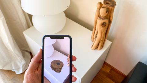Smartphone zeigt eine virtuelle Schale aus der Antikensammlung