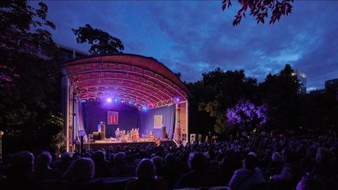 Aufnahme eines abendlichen Open-Air-Konzerts im Palmengarten