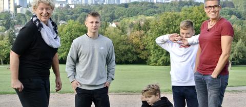 Zwei Frauen mit drei Halbwüchsigen Söhnen vor der Frankfurter Skyline