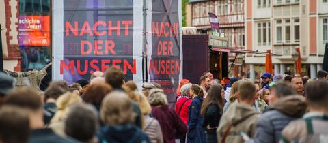 Menschen drängen sich zur Nacht der Museen auf dem Frankfurter Römerberg