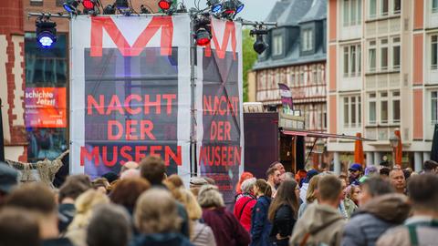 Menschen drängen sich zur Nacht der Museen auf dem Frankfurter Römerberg