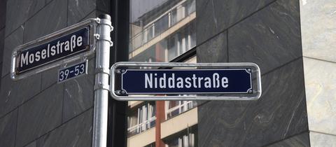 Straßenschilder zur Mosel- und zur Niddastraße im Frankfurter Bahnhofsviertel