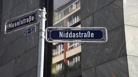 Straßenschilder zur Mosel- und zur Niddastraße im Frankfurter Bahnhofsviertel