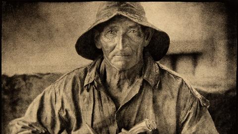 José Ortiz Echagüe, Pescador vasco, ca. 1932 - Fotografie - Baskischer Fischer - Fotografie in Sepia - ein alter Mann mit Hut und Hemd, sitzend, den Blick direkt in die Kamera gerichtet. 