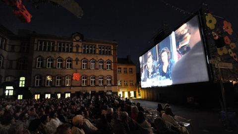 Film auf einer Leinwand in Industrie-Ambiente