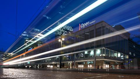 Lichtspuren einer vorbeifahrenden Straßenbahn sind am Abend vor Oper (r) und Schauspiel zu sehen (Aufnahme mit Langzeitbelichtung). 