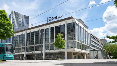 Oper Frankfurt von außen, davor fährt eine Straßenbahn