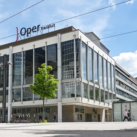 Oper Frankfurt von außen, davor fährt eine Straßenbahn