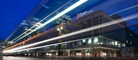 Lichtspuren einer vorbeifahrenden Straßenbahn sind am Abend vor Oper und Schauspiel zu sehen (Aufnahme mit Langzeitbelichtung). 