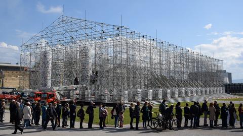 Besucherschlange am "Parthenon der Bücher" 