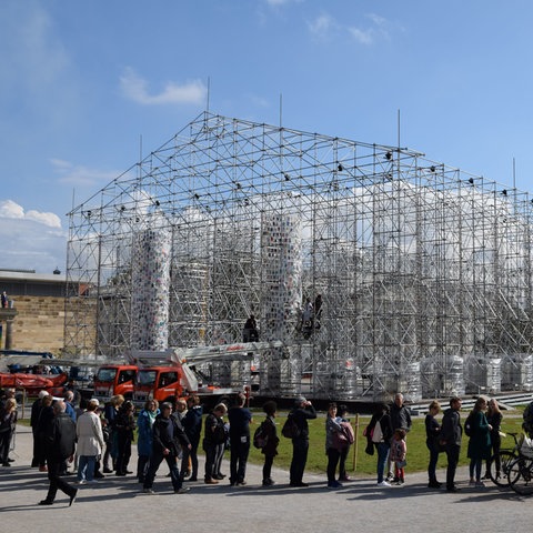 Besucherschlange am "Parthenon der Bücher" 