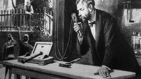 Philipp Reis mit dem von ihm entwickelten "Ferntonapparat", einem Vorläufer des Telefons (Zeichnung aus dem Jahr 1923)