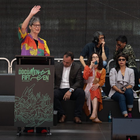 Generaldirektorin Sabine Schormann auf der Bühne mit den Kuratoren von Ruangrupa