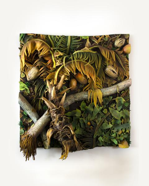 Das Bild ist eine Ausstellungsansicht von "Plastic World" in der Schirn und zeigt Palmenblätter und -stämme.