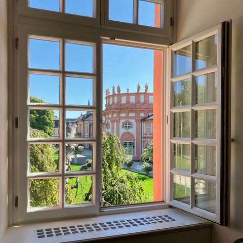 Blick aus dem Fenster auf ein historisches Gebäude