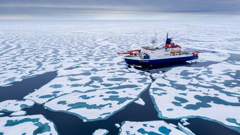 Das deutsche Forschungsschiff "Polarstern" zwischen Eisschollen in der Arktis, auf dem Weg zum Nordpol