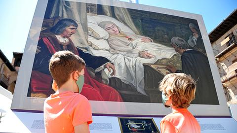 Kinder stehen vor einer Tafel mit einem Prado-Kunstwerk