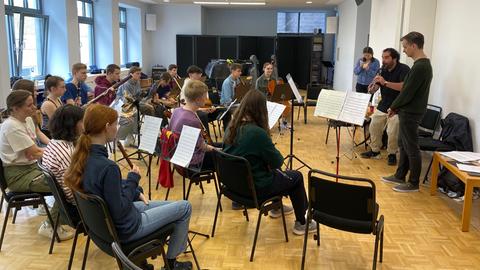 Die Frankfurter Musikschüler proben in einem Raum für den Lebensmelodien-Auftritt.