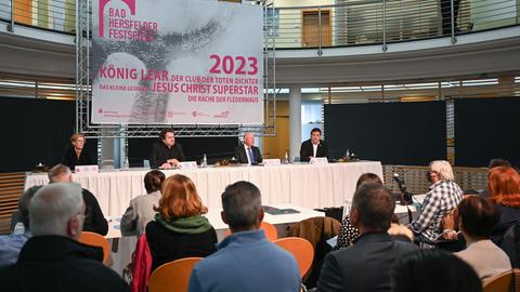 Zuhörer sitzen bei der Programm-Vorstellung Bad Hersfelder Festspiele vor dem Pressekonferenz-Podium 