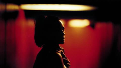Nackte Frau vor einem roten Hintergrund