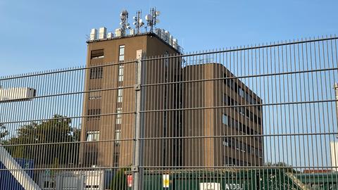 Bürogebäude mit Satellitenschüsseln auf dem Dach