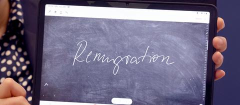 Tablet mit Schriftzug "Remigration"