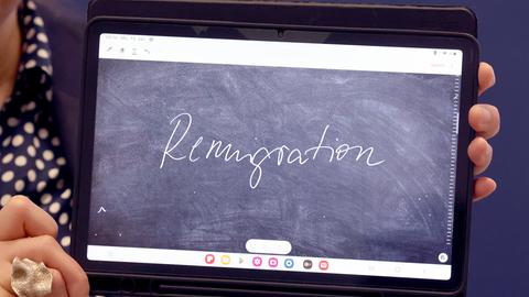 Tablet mit Schriftzug "Remigration"