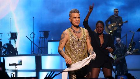 Robbie Williams in Glitzerkostüm in der Frankfurter Festhalle