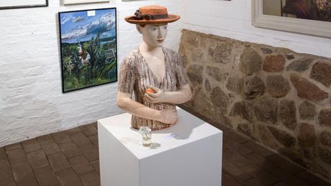 In der Verkaufsgalerie im Kunst-Kabinett Usedom in einem alten Reetdachhaus in Benz (Mecklenburg-Vorpommern) ist am 18.06.2016 die Terrakotta-Arbeit «Frau mit Hut» von Robert Metzkes zu sehen.