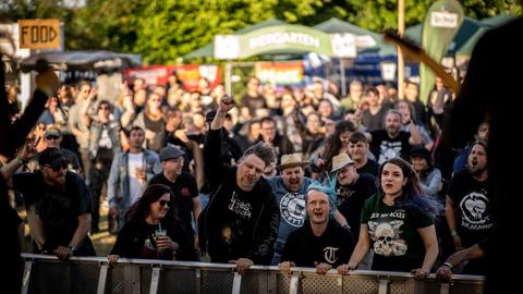 Publikum vor einer Bühne des Festivals "Rock den Acker"