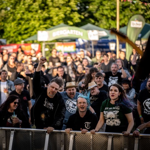Publikum vor einer Bühne des Festivals "Rock den Acker"