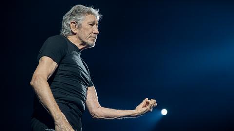 Roger Waters, britischer Sänger und Mitbegründer der Rockband Pink Floyd, während eines Auftritts im Palau Sant Jordi in Barcelona im Rahmen seiner "This is not a drill tour". 