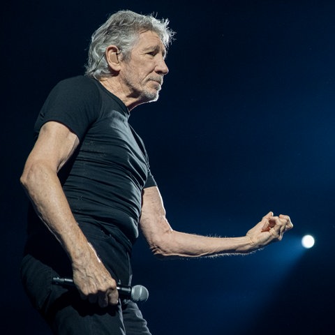 Roger Waters, britischer Sänger und Mitbegründer der Rockband Pink Floyd, während eines Auftritts im Palau Sant Jordi in Barcelona im Rahmen seiner "This is not a drill tour". 