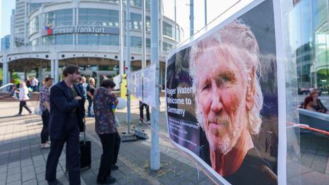 Eine Handvoll Waters-Unterstützer vor der Frankfurter Messehalle.