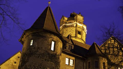 Die Burg Ronneburg beleuchtet im Dunklen