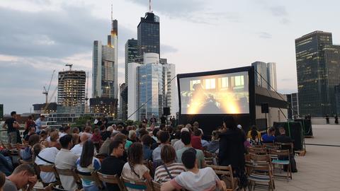 Eine aufblasbare Leinwand steht vor der Kulisse der Frankfurter Skyline