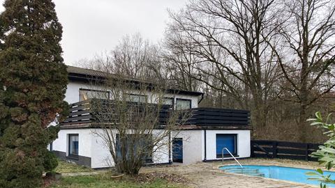 Das Bild zeigt das Anwesen von Musikproduzent Frank Farian in Rosbach vor der Höhe. Das weiß gestrichene Haus verfügt über eine große Dachterrasse mit dunkelm Holzzaun. Am rechten Bildrand ist ein Swimmingpool zu sehen.