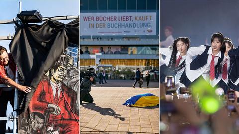 Drei Fotos nebeneinander: links hängt eine Person ein Bild ab, mittig liegt eine Person mit einer Ukraineflagge überdeckt auf dem Boden, dabneben eine Kamera, die darauf gerichtet ist, rechts junge Asiatinnen stehen auf der Bühne und singen, davor Publikum mit vielen Smartphones auf die Bühne gerichtet