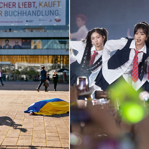 Drei Fotos nebeneinander: links hängt eine Person ein Bild ab, mittig liegt eine Person mit einer Ukraineflagge überdeckt auf dem Boden, dabneben eine Kamera, die darauf gerichtet ist, rechts junge Asiatinnen stehen auf der Bühne und singen, davor Publikum mit vielen Smartphones auf die Bühne gerichtet