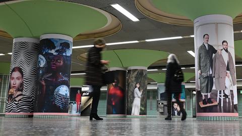 Aufgeklebte Modefotos der Ausstellung "RUNWAY – B(eautiful)-Ebene" zieren die Säulen in der B-Ebene der Frankfurter Hauptwache.