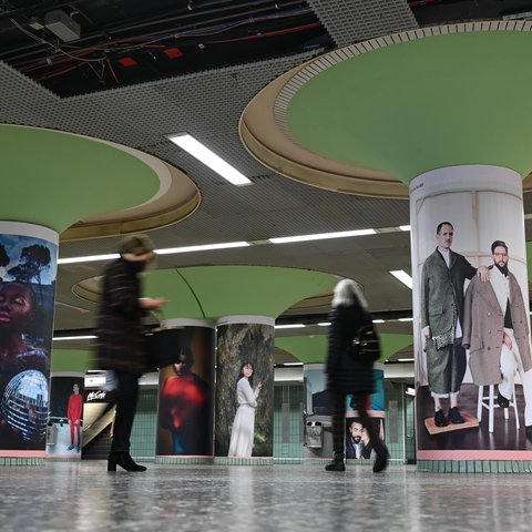 Aufgeklebte Modefotos der Ausstellung "RUNWAY – B(eautiful)-Ebene" zieren die Säulen in der B-Ebene der Frankfurter Hauptwache.