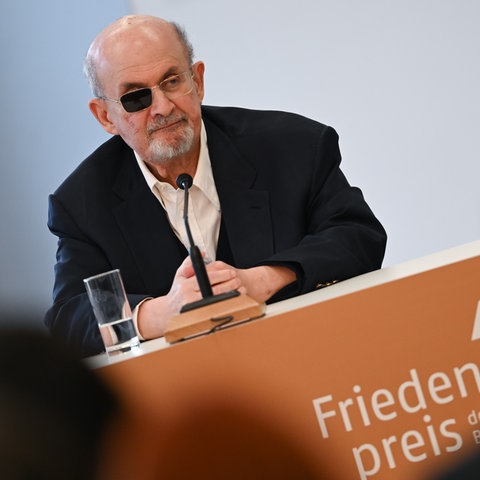Der britische Autor Salman Rushdie, Träger des diesjährigen Friedenspreises des Deutschen Buchhandels, spricht auf der Frankfurter Buchmesse während einer Pressekonferenz. 