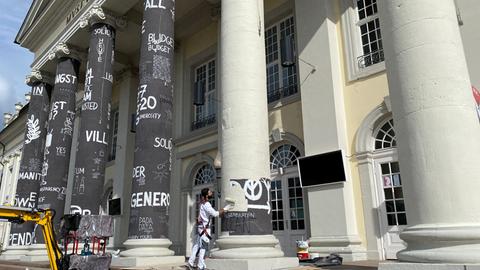 Die schwarzen Säulen vor dem Fridericianum werden hell übermalt.